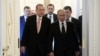 Presiden Rusia Vladimir Putin (kanan) menyambut tamunya, Presiden Turki Recep Tayyip Erdogan sebelum pertemuan di St. Petersburg, Rusia, Selasa (10/8). 