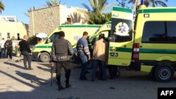 Le personnel d'urgence et les forces de sécurité se tiennent à côté des ambulances après une attaque à l'hôtel Swiss Inn dans la ville égyptienne d'El-Arish, dans la péninsule du Sinaï, Egypte, 24 novembre 2015.