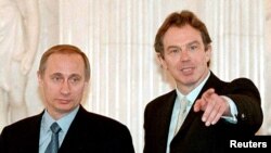 Британський прем’єр-міністр Тоні Блер був першим західним керівником, який відвідав Владіміра Путіна у Петербурзі, коли той був виконувачем обов’язків президента Росії 11 березня 2000 р. 
