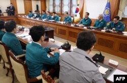 Perdana Menteri Korea Selatan Han Duck-soo (tengah) berbicara pada pertemuan tingkat menteri mengenai aksi kolektif para dokter, di kompleks pemerintahan di Seoul, 19 Februari 2024. (YONHAP / AFP)