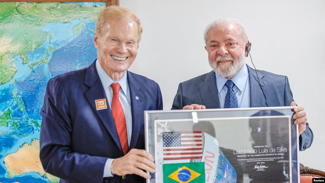 NASA Administrator Bill Nelson and Brazil's President Luiz Inacio Lula da Silva pose for picture during a meeting at the Planalto Palace in Brasilia, Brazil July 24, 2023. (Brazilian Presidency/Handout via REUTERS)