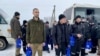 Tawanan perang Ukraina setelah pertukaran, di tengah serangan Rusia di Ukraina, di lokasi yang tidak diketahui, dalam gambar selebaran yang dirilis 4 Februari 2023. (Layanan Pers Staf Umum Angkatan Bersenjata Ukraina/Handout via REUTERS)