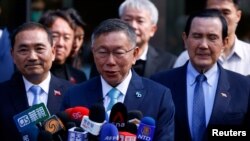 资料照：台湾民众党主席柯文哲在台北对媒体讲话。台湾国民党总统候选人侯友宜（左）与台湾前总统马英九（右）在旁倾听。（2023年11月15日）