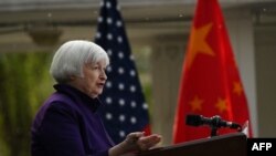资料照片：2024年4月8日，美国财政部长耶伦访问北京期间在美国驻中国大使官邸举行记者会。(法新社照片)