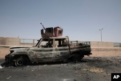 Kendaraan militer yang hancur tampak di selatan Khartoum, Sudan, 20 April 2023. (Foto: Marwan Ali/AP)