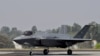 Реактивный истребитель F-35 ВВС США выруливает во время авиасалона Aero India 2023 на авиабазе Елаханка в Бангалоре, Индия, 13 февраля 2023 года.