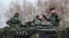 Польський інструктор з українськими солдатами під час навчання на німецьких танках Leopard 2 на території Польщі. 13 лютого 2023 р.