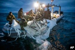 Американські військові витягають з моря рештки повітряної кулі збитої біля узбережжя штату Південна Кароліна 5 лютого 2023 р.