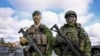 Шведський і фінський солдати під час навчань поблизу Стокгольма 28 квітня 2023 р.