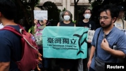 资料照：台湾民众聚集在台北的立法院外表达自己的政治意愿。(2024年5月24日)