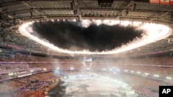 ภาพพลุที่ถูกจุดขึ้นที่สนามกีฬา Stade de France ในกรุงปารีส เมื่อคืนวันที่ 11 ส.ค. 2567 เพื่อปิดฉากการเป็นเจ้าภาพการแข่งขันโอลิมปิกฤดูร้อน 2024 อย่างเป็นทางการ