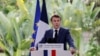 "Je ne suis venu investir personne. Je ne suis venu témoigner que mon amitié et ma considération à un pays et un peuple frère", a insisté Emmanuel Macron.