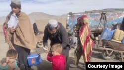 د کېمب مشر احمد شاه وايي "دا کيمپ دېرش کاله پخوا جوړ شوی دی. په کيمپ کې د شمال، مزارشريف، زابل، پکتيکا، ميدان وردګ او غزني خلک مېشت دي. د کيمپ خلک په ښه توګه خپل ماشومان ويکسين کوي"