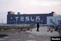 资料照：一名保安守卫在特斯拉上海超级工厂外。 （2020年1月7日）