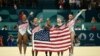 នាង Simone Biles (កណ្តាល) និងមិត្តរួមក្រុមរបស់នាងអបអរបន្ទាប់ពីក្រុមសហរដ្ឋអាមេរិក បានឈ្នះការប្រកួតវគ្គផ្តាច់ព្រ័ត្រនៃកីឡាកាយ​សម្ព័ន្ធ​​នារីក្នុងអំឡុងការប្រកួតកីឡាអូឡាំពិកទីក្រុងប៉ារីសឆ្នាំ ២០២៤។