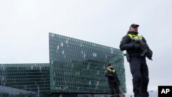 Фото: Представники служби безпеки поблизу концертної зали Harpa під час саміту Ради Європи: Рейк'явік, Ісландія, 16 травня 2023 року