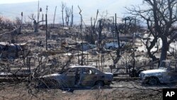 Rumah dan mobil yang hancur, Minggu, 13 Agustus 2023, di Lahaina, Hawaii. (Foto: AP/Rick Bowmer)