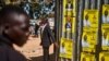 Au Zimbabwe, les diffuseurs de fausses informations utilisent souvent la messagerie cryptée WhatsApp, rendant plus difficile le travail de vérification des faux contenus.