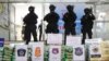 Polisi Thailand berdiri di depan paket sabu yang dipajang saat konferensi pers di Narcotics Suppression Bureau di Bangkok, Thailand, 15 Juli 2019. (Foto: AP)