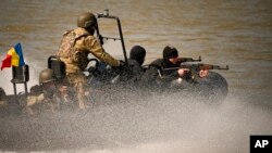 Румунські військові на Дунаї під час навчань НАТО 30 березня 2023 р. 