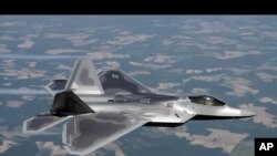 Бойовий винищувач військово-повітряних сил США F/A-22 Raptor.