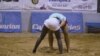 Un migrant sénégalais adolescent remporte son premier tournoi de Lucha Canaria