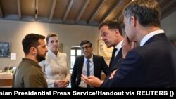 Президент Володимир Зеленський з керівниками держав - учасниць «коаліції F-16 для України»: прем’єр-міністрка Данії Метте Фредеріксен, прем’єр Великої Британії Ріші Сунак, прем’єр Нідерландів Марк Рютте і прем’єр Бельгії Александер Де Кру на зустрічі в Молдові 1 червня 2023 р.
