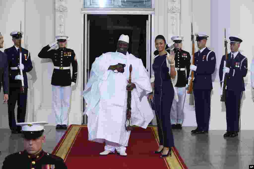Le président de la Gambie Yahya Jammeh et la première dame Zineb Jammeh arrivent pour un dîner organisé par le président Barack Obama pour le Sommet des dirigeants des États-Unis, le 5 août 2014.