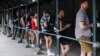 Sejumlah warga tampak mengantre giliran untuk mendapatkan vaksin cacar monyet di sebuah lokasi vaksinasi di Bushwick Education Campus di Brooklyn, New York, pada 17 Juli 2022. (Foto: AFP/Kena Betancur) 