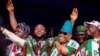 Davido (tsakiya) Ademola Adeleke (sanye da shudiyar hula) (Facebook/PDP)