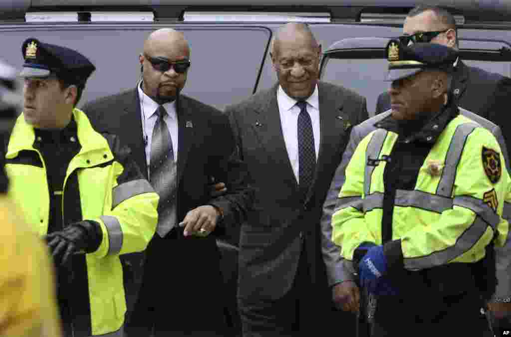 Actor and comedian Bill Cosby, center right, arrives for a court appearance, Feb. 3, 2016, in Norristown, Pennsylvania. Cosby was arrested and charged with drugging and sexually assaulting a woman at his home in Jan. 2004. 