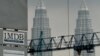 Logo 1 Malaysia Development Berhad (1MDB) terlihat di papan reklame di Kuala Lumpur. (Foto: AFP)