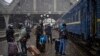 Wasu daliban Najeriya suna jira a kwashe su a tashar jirgin Lviv da ke Ukraine a ranar Lahadi, 27 Fabrairu, 2022, yayin da dusar kankara ke zuba. (AP Photo/Bernat Armangue)
