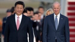 资料照片:时任美国副总统的拜登欢迎中国国家主席习近平抵达美国。(2015年9月24日)
