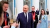Presiden Rusia Vladimir Putin menjamu para atlet Rusia di Kremlin, Moskow, Rusia, hari Selasa 26 April 2022. 
