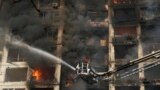 Zjarrfikësit luftojnë me zjarrin në një ndërtesë banimi të dëmtuar nga bombardimet ruse, në Kiev të Ukrainës, më 15 mars 2022. Ofensiva ruse në Ukrainë është afruar më pranë qendrës së Kievit, pas një serie sulmesh në lagje banimi, ndërsa udhëheqësit e tri vendeve anëtare të NATO-s planifikojnë një vizitë në kryeqytetin ukrainas.&nbsp;