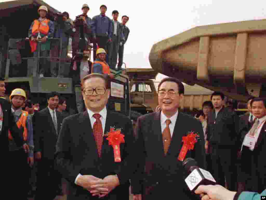 1997年11月8日，三峡工程大江截流成功，中国主席江泽民和总理李鹏（右）在三峡工程工地祝贺职工们。和这形成对比的是，2005 年5月20日，三峡大坝建成和封顶，中央领导全体缺席庆典，对三峡大坝情有独钟的李鹏也没露面。庆典只持续了八分钟，中央电视台没有转播实况。 &gt;