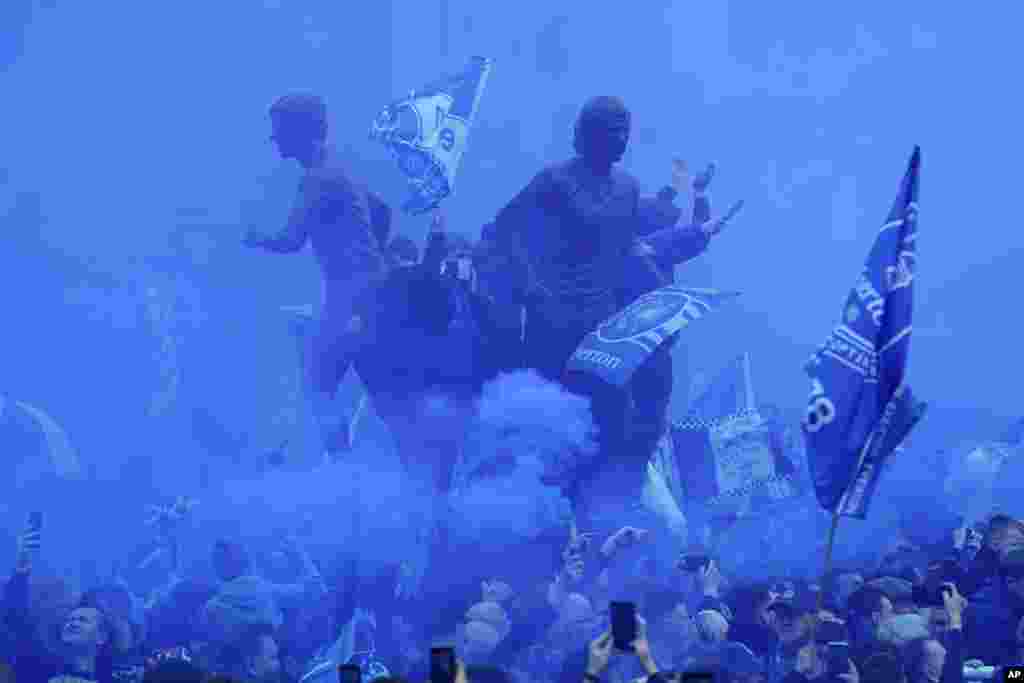 İngiltərə - Liverpul şəhərində azarkeşlər Qudison Parkı yaxınlığında Premyer Liqada Everton və Çelsi arasında keçirilən futbol matçına toplaşır. 