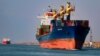 Le canal de Suez voit passer environ 10% du commerce maritime mondial.