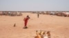 Une femme se tient près de robinets d'eau hors service dans un camp de personnes déplacées à Gode, en Éthiopie, le 6 avril 2022.