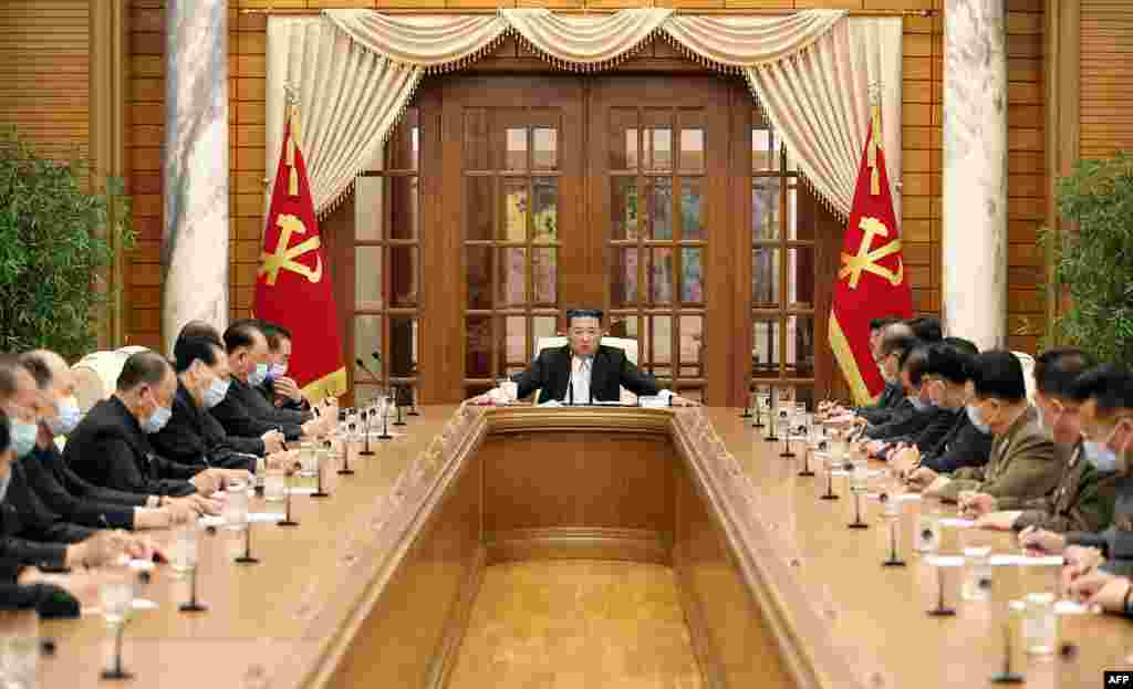 Şimali Koreya lideri Kim Çen In, Pxenyanda Koreya İşçi Partiyasının 8-ci siyasi büro iclasında iştirak edib