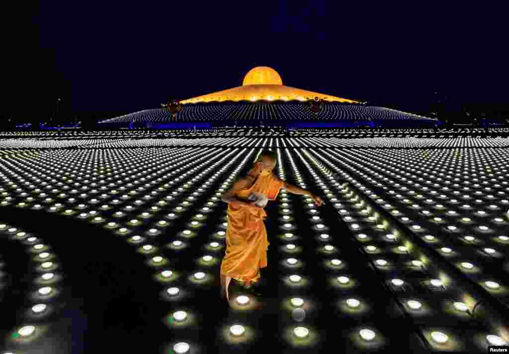 Tailand - Buddist rahib Banqkok yaxınlığında Pathum Thani Dhammakaya məbədində Buddanın doğulması, maariflənməsi və ölümünün qeyd edildiyi Vesak Günü işıqları quraşdırır. 