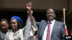Le porte-drapeau présidentiel de la coalition Azimio, Raila Odinga (à droite), lève le bras de sa nouvelle colistière, Martha Karua (à gauche), à Nairobi le 16 mai 2022.