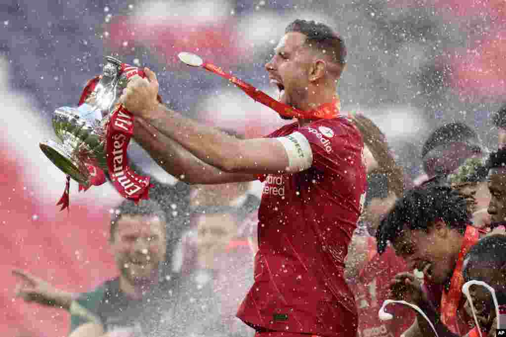 Liverpul oyunçusu Cordan Henderson Londonda Uembli Stadionunda Çelsi və Liverpul arasında İngiltərə Kubokunun final futbol matçının sonunda kubokla qələbəni qeyd edir.