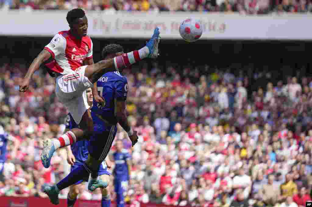 London - Eddie Nketiah Londonda Emirates stadionunda İngiltərə Premyer Liqasında Arsenal və Leeds United arasında keçirilən futbol matçında topa nəzarət edir. 