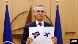 Katibu mkuu wa NATO Jens Stoltenberg akipokea maombi ya Sweden na Finland kujiunga na NATO. May 18 2022. PICHA: AFP