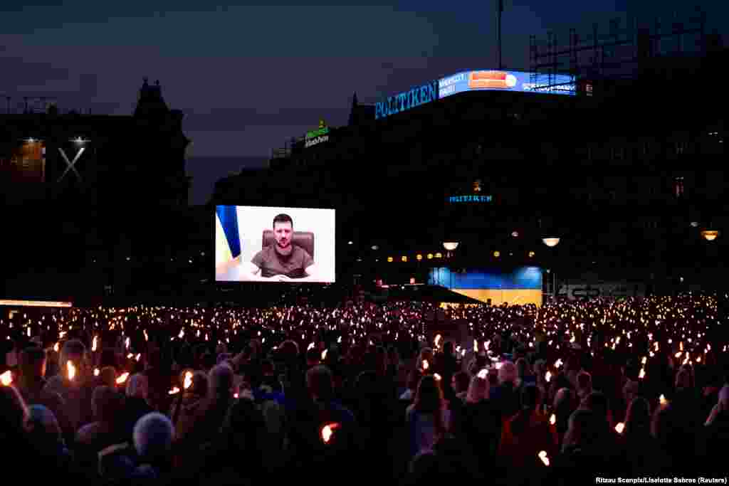 Ukrayna Prezidenti Vladimir Zelenski Kopenhagennin Meriya Meydanında insanlara müraciət edir
