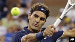 Petenis unggulan teratas Roger Federer berhasil menyingkirkan petenis Amerika Donald Young dalam perjuangannya untuk meraih gelar US Open ke-enam kalinya (foto, 27/8/2012).