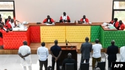 Les accusés se tiennent devant le juge le 28 septembre 2022 lors de l'ouverture du procès pour le massacre de 156 personnes en septembre 2009.