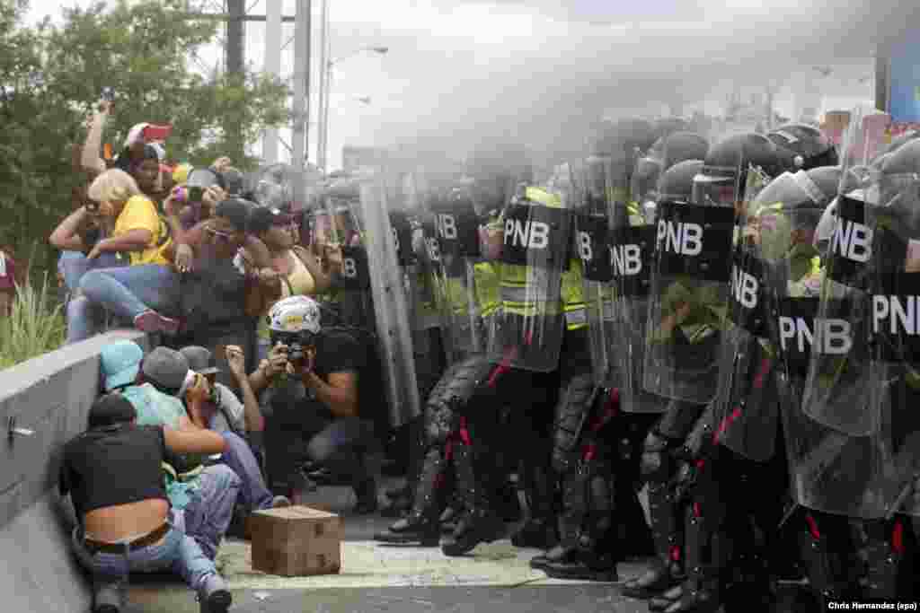 Venezuelan opposition supporters clash with police during a demonstration in Caracas, 07 June 2016.